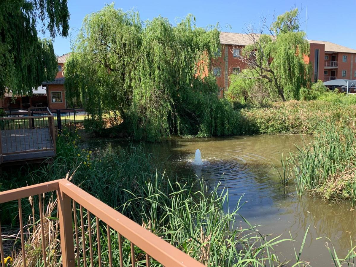 Or Tambo Self Catering Apartments, The Willows Boksburg Exterior foto