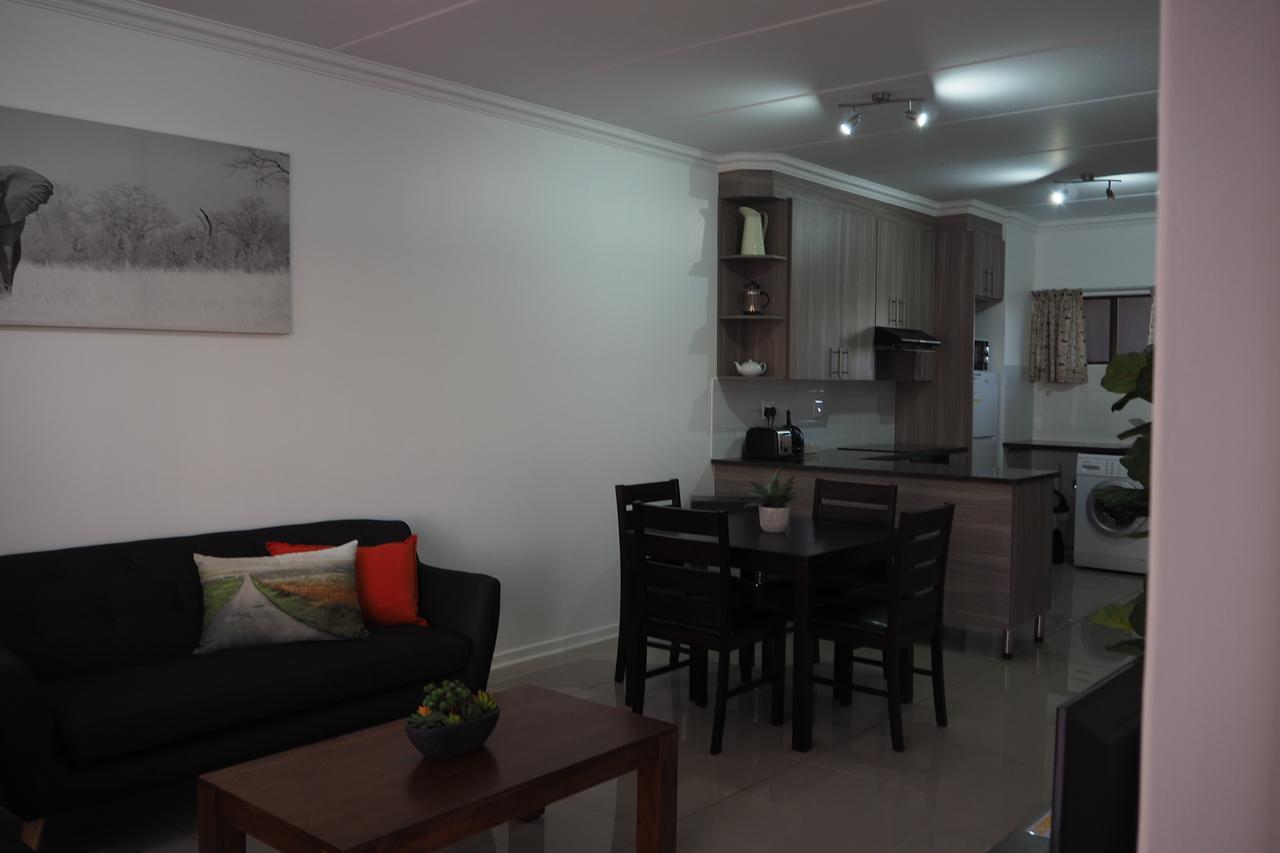 Or Tambo Self Catering Apartments, The Willows Boksburg Exterior foto