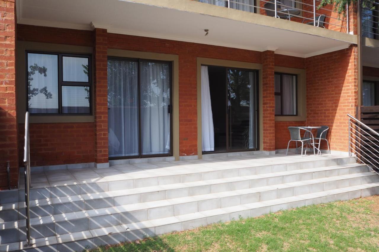 Or Tambo Self Catering Apartments, The Willows Boksburg Exterior foto